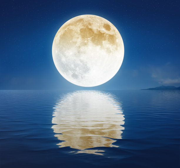 月亮和它在海上的倒影图片下载