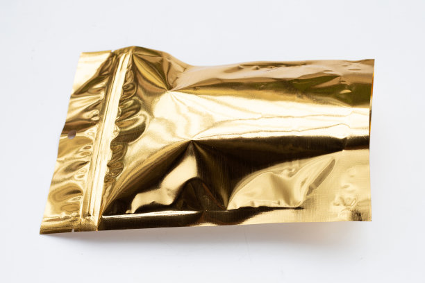 蓝色背景的塑料铝箔包装袋。图片下载