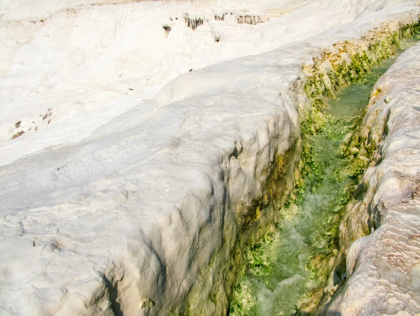 土耳其Pamukkale山表面的惊人景色图片下载
