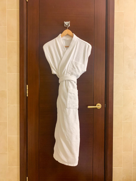 门上挂着一件浴袍图片下载