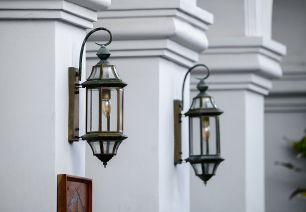 加勒堡欧式户外柱灯特写。图片下载