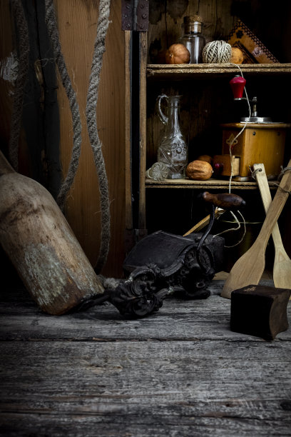 复古厨房橱柜电器，器皿，罐子和咖啡研磨机图片下载