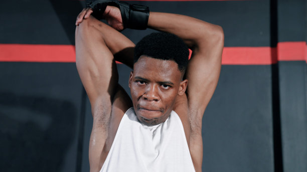 非洲男子在开始每天的拳击训练前热身。图片下载