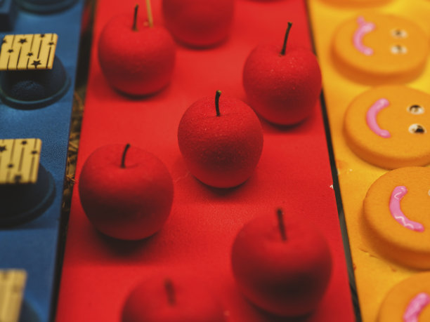 酒店自助餐厅里五颜六色的蛋糕图片下载