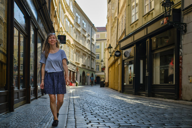 布拉格度假体验——清晨漫步在老城的鹅卵石街道上图片下载