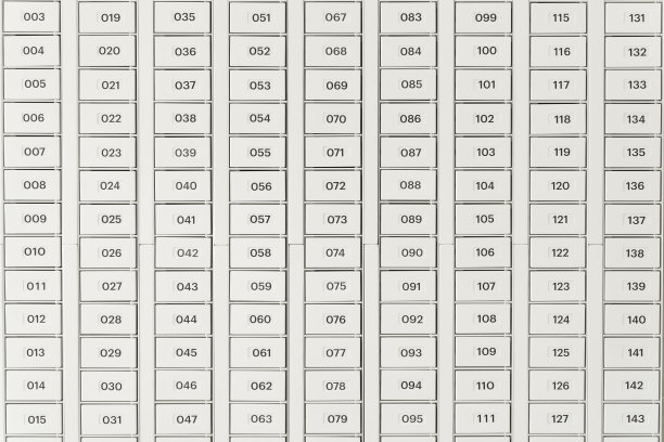 用于信件和通信的邮箱。在住宅或办公楼的大厅里有带数字的现代白色信箱图片下载