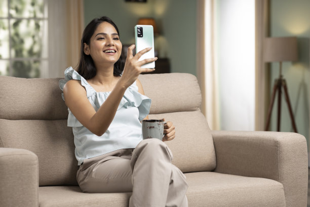 漂亮的年轻女人在用手机。库存图片图片下载