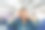 一名亚洲女性在等待经济舱航班时自拍或捕捉回忆的照片。旅游理念，度假，旅游图片下载