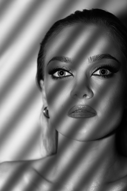 美丽的女人与烟熏妆近距离工作室肖像图片下载