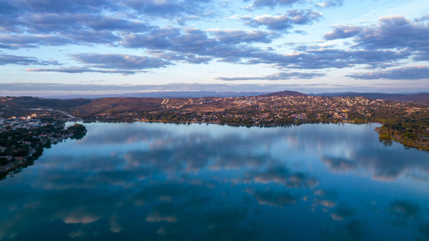 Lagoa Santa, Belo Horizonte，巴西。米纳斯吉拉斯州一个旅游小镇的美丽泻湖。平静的泻湖上倒映着云朵的航拍照片图片下载