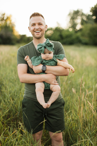 慈爱的白人父亲带着可爱的小女儿在大自然中漫步。图片下载