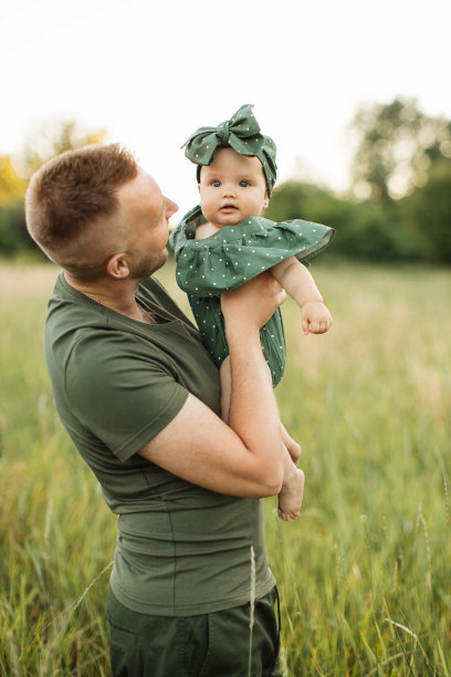 户外肖像漂亮的小女孩花时间与父亲在自然。图片下载