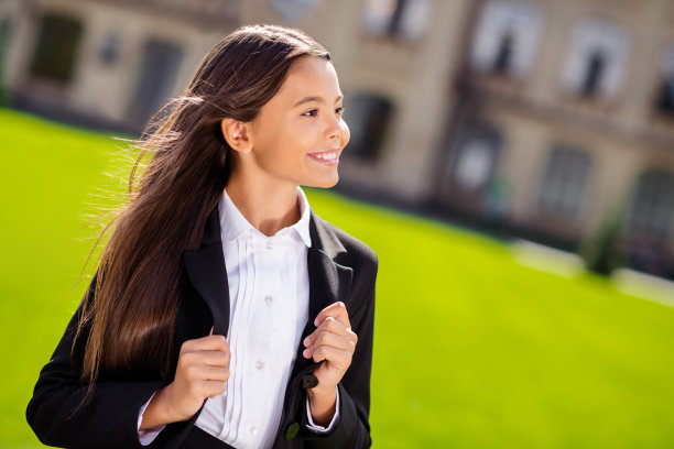 小女生的照片看一边有休息放松穿白衬衫黑色夹克制服城市外图片下载