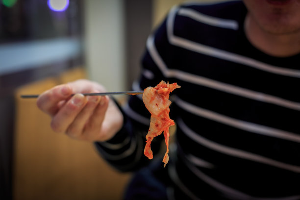 韩国食物，筷子里的泡菜图片下载