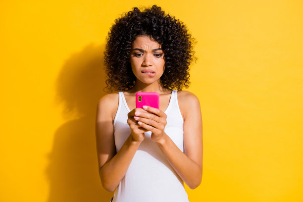 可爱的有罪年轻深色皮肤女士穿白色背心沟通现代设备孤立的黄色背景照片图片下载