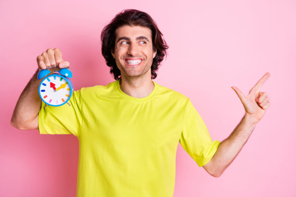 欢快小伙子的照片直接指空提供穿石灰装孤立在粉红色的背景图片下载