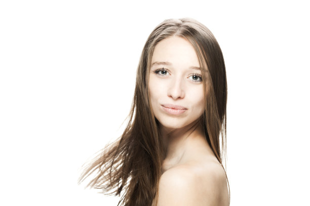 黑发女孩与头发在空中工作室的肖像对白色背景…图片下载