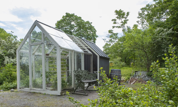 乡村土地上的玻璃温室。图片下载