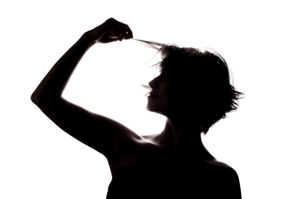 一个女孩的剪影肖像，短发，双手高举。孤立在白色背景下。图片下载