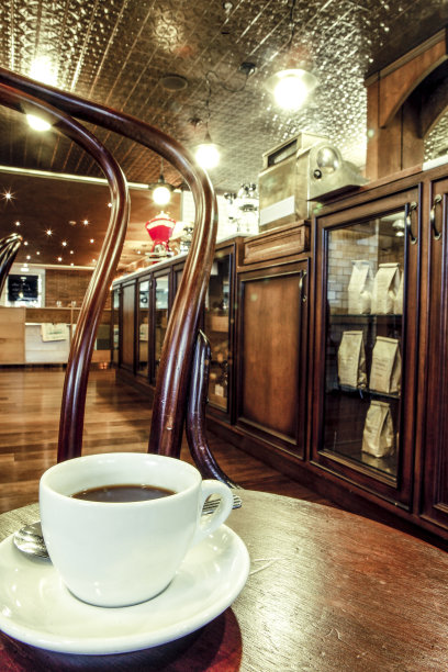 咖啡杯在桌子上模糊的酒吧餐厅的咖啡馆内部背景图片下载