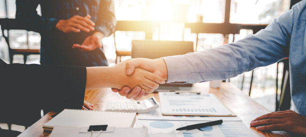 商务伙伴握手概念同事握手在一次伟大的会议后成功成交。模糊的背景。图片下载