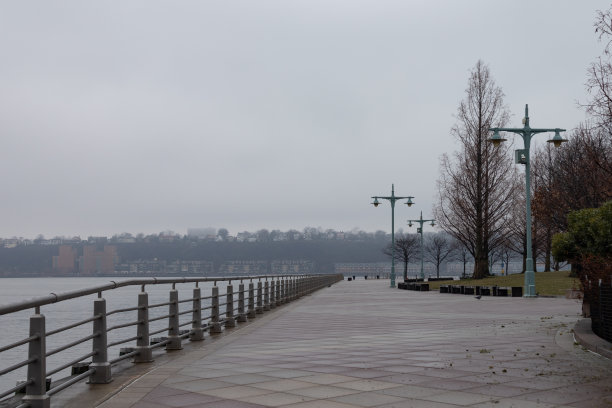 哈德逊河公园的84号码头，在雾蒙蒙的雨天，没有人在纽约图片下载