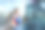 在购物中心前举行的“happy Smile Festival”上，一名拿着智能手机和购物袋的亚洲女性正在享受购物的乐趣。图片下载