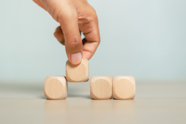 教育与发展理念。手工挑选空白木制立方体块排序表上使用创建文本或符号。经济增长的成功。图片下载