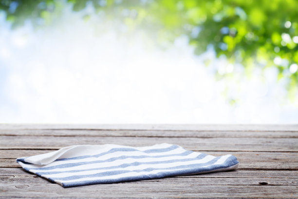 有桌布的木桌图片下载