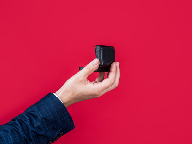 男人求婚时手里拿着的礼盒里装着订婚戒指，情意绵绵图片下载