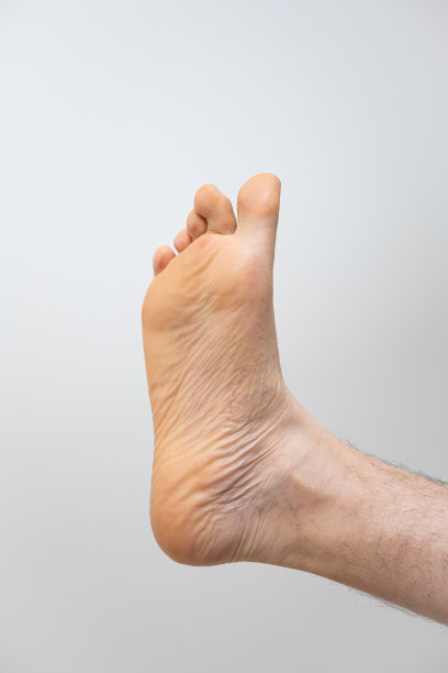 白人男性光脚孤立在白色背景，近距离正面拍摄，认不出来的人图片下载