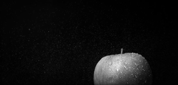 黑色背景上的苹果图片下载