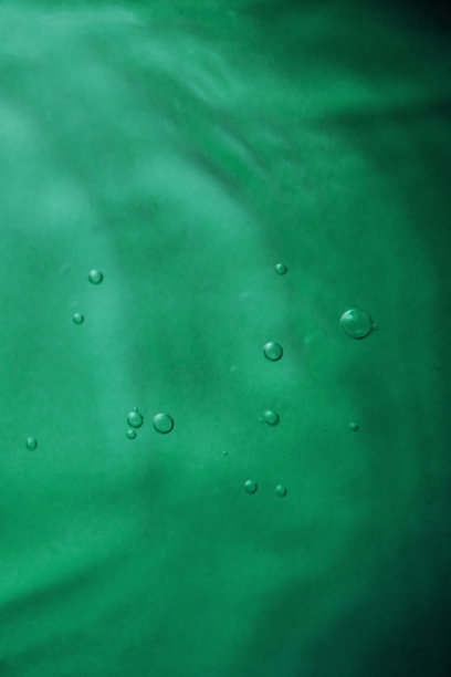 翠绿的水纹，绿薄荷的水面有环纹和涟漪。水疗概念背景。平铺，拷贝空间图片下载