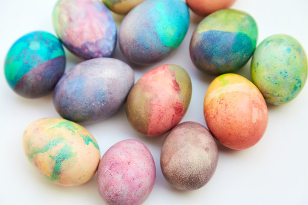 白色背景的复活节彩蛋群图片下载