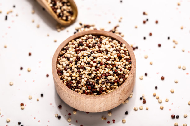 红色，黑色和白色藜麦种子在白色的背景。健康无麸质食物。横幅，菜单食谱文本的地方，顶视图图片下载