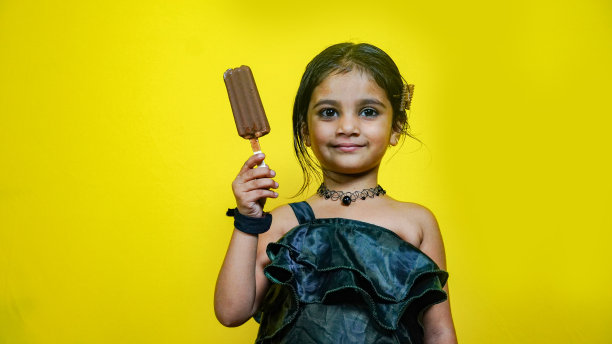 漂亮的小女孩在吃冰淇淋图片下载