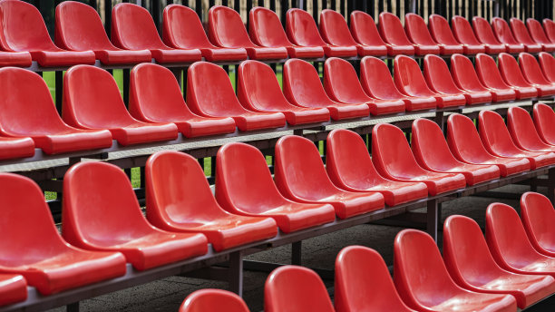 一排排空的红色露天体育场座位图片下载