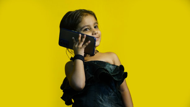 印度小女孩讲电话图片下载