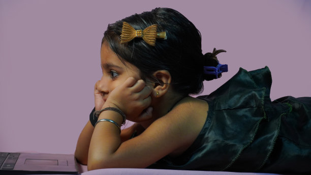 用笔记本电脑孤立小女孩的形象图片下载