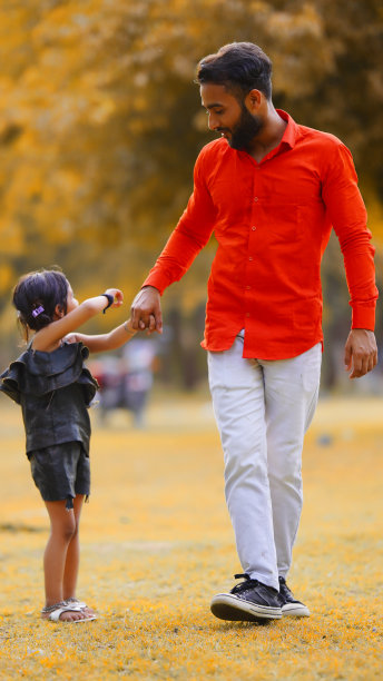 爸爸和可爱的女儿在公园里展示一些图片图片下载