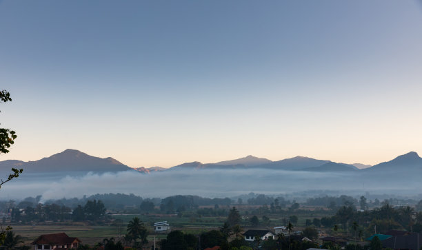 在泰国北部的一个小省——南浦区，山景和绿色田野。图片下载