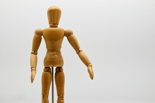 白色背景上孤立的木雕人像。木图模型。空间的文本。图片下载