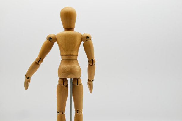 白色背景上孤立的木雕人像。木图模型。空间的文本。图片下载
