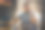 一个年轻的白人男性快乐的男性打电话，在家里的桌子在黑暗的房间里的椅子上聊天和微笑，笔记本和计算器有一个好的新闻成功的概念图片下载