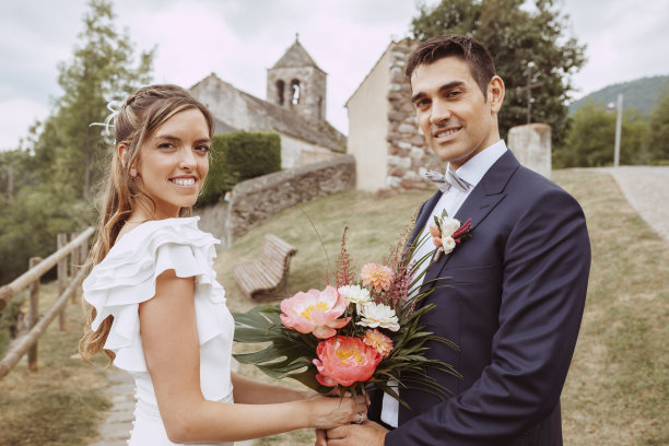 幸福的新郎和新娘在户外庆祝婚礼图片下载