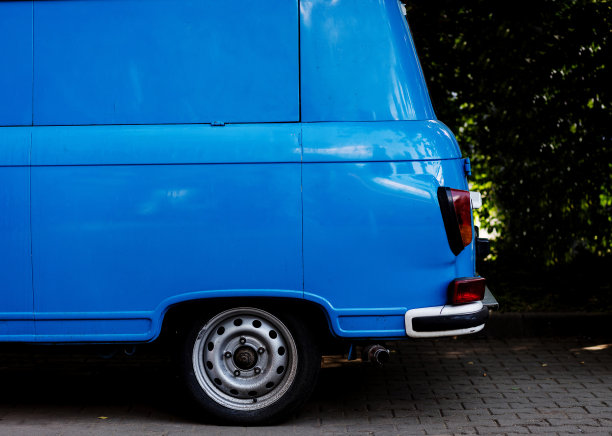 旧的蓝色公共汽车在街上。图片下载