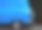 旧的蓝色公共汽车在街上。图片下载