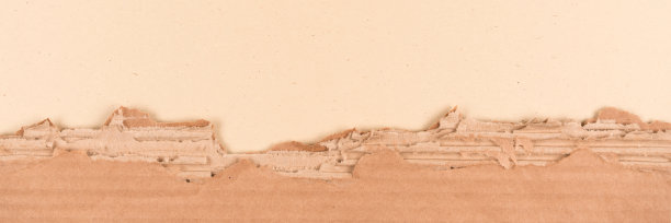 用瓦楞纸板在浅黄色的纸上作背景做成的横幅，用于生态工程或纸包装工业。复制文本空间。可持续包装的概念图片下载