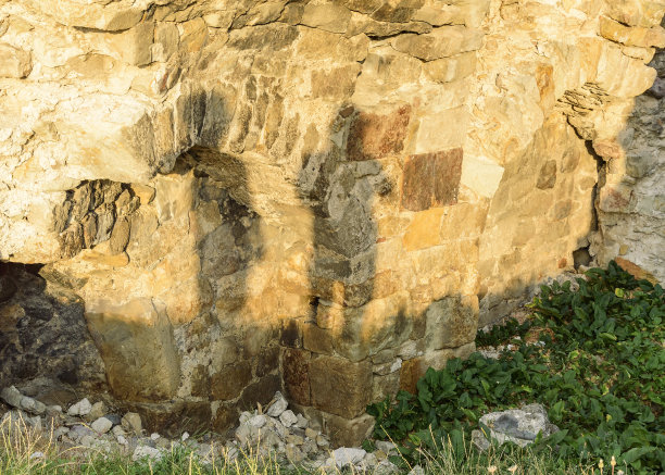 废弃的石墙上有两个人影图片下载