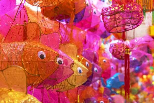 为庆祝中秋节，市场上出售的传统中国灯笼图片下载